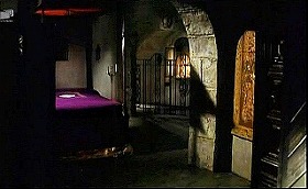 『鮮血の処女狩り』 1971　約20分：格子で仕切った寝室