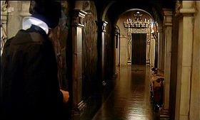 『鮮血の処女狩り』 1971　約25分：廊下　奥に夫人の部屋の扉