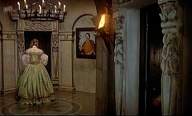 『鮮血の処女狩り』 1971　約27分：第二の多角形空間　左奥に夫人の部屋
