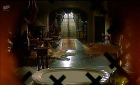 『鮮血の処女狩り』 1971　約51分：夫人の部屋、浴槽の奥の鏡から