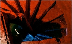 『催淫吸血鬼』 1971　約5分：螺旋階段、真上から