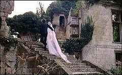 『催淫吸血鬼』 1971　約14分：廃墟にはさまれた階段