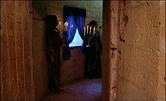 『催淫吸血鬼』 1971　約16分：寝室の扉口と湾曲廊下