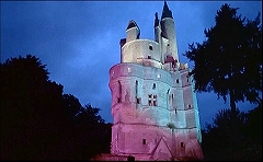 『催淫吸血鬼』 1971　約24分：主塔、夜の外観
