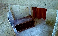 『催淫吸血鬼』 1971　約28分：階段を降りたところのさらに下