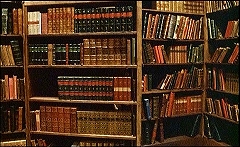 『催淫吸血鬼』 1971　約34分：図書室　左側の書棚が手前に開くところ
