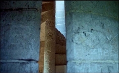 『催淫吸血鬼』 1971　約1時間1分：矢狭間の向こうに螺旋階段