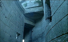 『催淫吸血鬼』 1971　約1時間1分：石落としの円形回廊、出入口附近　下から