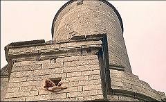 『催淫吸血鬼』 1971　約1時間13分：主塔の一部、下から