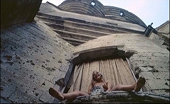 『催淫吸血鬼』 1971　約1時間14分：主塔の一部、下から