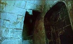『催淫吸血鬼』 1971　約1時間26分：納骨堂内、地下への階段　下から