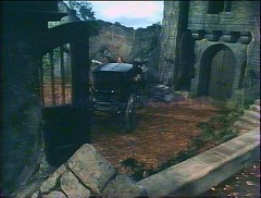 『恐怖の吸血美女』 1971　約4分：城の前庭、やや斜め上から