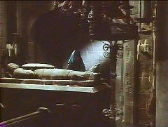 『恐怖の吸血美女』 1971　約13分：城の礼拝堂＋横臥像付き石棺とフードの人物