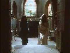 『恐怖の吸血美女』 1971　約14分：城の礼拝堂　広間から＋色違いのフードの人物二人