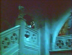 『恐怖の吸血美女』 1971　約1時間24分：城の広間、吹抜回廊から階段へ