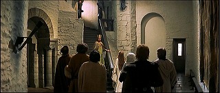 『マクベス』 1971　約1時間3分：コーダ城　主棟の二階廊下と階段　階段の上に王の居室