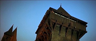 『マクベス』 1971　約2時間3分：コーダ城、物見の塔　下から