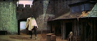 『マクベス』 1971　約2時間5分：コーダ城、中庭から城門へ