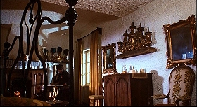 『血みどろの入江』 1971　約19分：占い女の家、二階