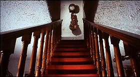 『血みどろの入江』 1971　約20分：占い女の家、一階と二階を結ぶ階段