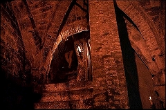 『レクイエム』 1971　約38分：納骨堂の地下への階段