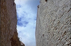 『レクイエム』 1971　約1時間19分：内壁と円塔、下から