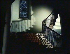 『ヨーガ伯爵の復活』 1971　約1分：折れ曲がる階段(1)＋欄干の影、下から