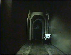 『ヨーガ伯爵の復活』 1971　約1分：幅の狭い廊下