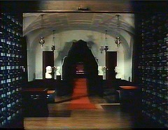 『ヨーガ伯爵の復活』 1971　約1分：玉座の間＋装飾格子戸