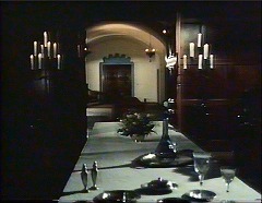 『ヨーガ伯爵の復活』 1971　約2分：食堂の長テーブルと向こうの扉口