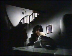 『ヨーガ伯爵の復活』 1971　約29分：シンシアの家の階段＋欄干の影