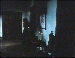 『ヨーガ伯爵の復活』 1971　約50分：館の廊下　右手前がシンシアの部屋