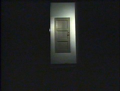 『ヨーガ伯爵の復活』 1971　約1時間19分：館、暗い部屋　扉口の向こうの壁に床より高い扉