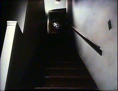 『ヨーガ伯爵の復活』 1971　約1時間23分：館、狭い階段　下から