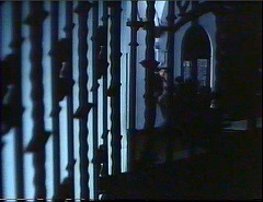 『ヨーガ伯爵の復活』 1971　約1時間24分：館、手前高い位置に欄干