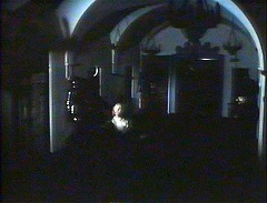 『ヨーガ伯爵の復活』 1971　約1時間26分：館、広めの半円アーチ廊下