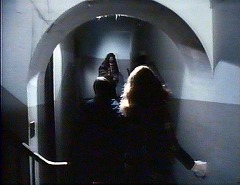 『ヨーガ伯爵の復活』 1971　約1時間27分：館、短めの階段の下を左へ、また短めの階段と廊下