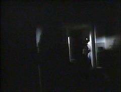 『ヨーガ伯爵の復活』 1971　約1時間27分：館、短めの階段の下を右へ、またすぐ右へ、事務棟風廊下