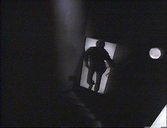 『ヨーガ伯爵の復活』 1971　約1時間29分：館、狭い階段　上から