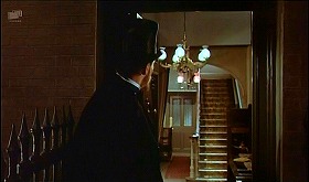 『ハンズ・オブ・ザ・リッパー』 1971　約12分：ゴールディング夫人邸、玄関から　奥に階段