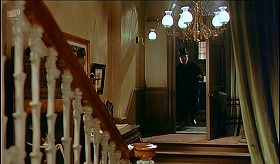 『ハンズ・オブ・ザ・リッパー』 1971　約12分：ゴールディング夫人邸、階段側から　奥に玄関