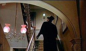 『ハンズ・オブ・ザ・リッパー』 1971　約12分：ゴールディング夫人邸、上への階段