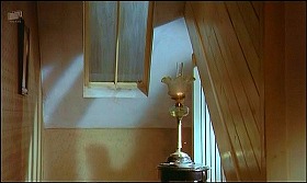 『ハンズ・オブ・ザ・リッパー』 1971　約12分：ゴールディング夫人邸、二階廊下、奥右に下への階段