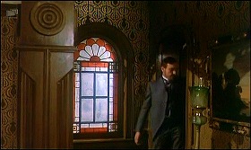 『ハンズ・オブ・ザ・リッパー』 1971　約24分：プリチャード邸　二階、亡妻の部屋を出て吹抜歩廊へ