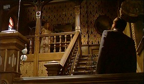 『ハンズ・オブ・ザ・リッパー』 1971　約25分：プリチャード邸　階段と吹抜歩廊