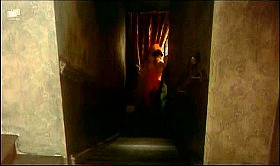 『ハンズ・オブ・ザ・リッパー』 1971　約50分：「のっぽのリズ」の部屋への階段、上から