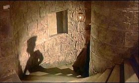 『ハンズ・オブ・ザ・リッパー』 1971　約1時間13分：セント・ポール大聖堂　「ささやきの回廊」への螺旋階段