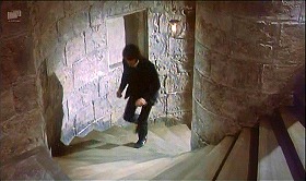 『ハンズ・オブ・ザ・リッパー』 1971　約1時間17分：セント・ポール大聖堂　「ささやきの回廊」への螺旋階段