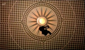 『ハンズ・オブ・ザ・リッパー』 1971　約1時間20分：セント・ポール大聖堂　一階の床、ほぼ真上から＋落ちていくアンナ