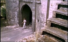 『淫虐地獄』 1971　約8分：城門附近